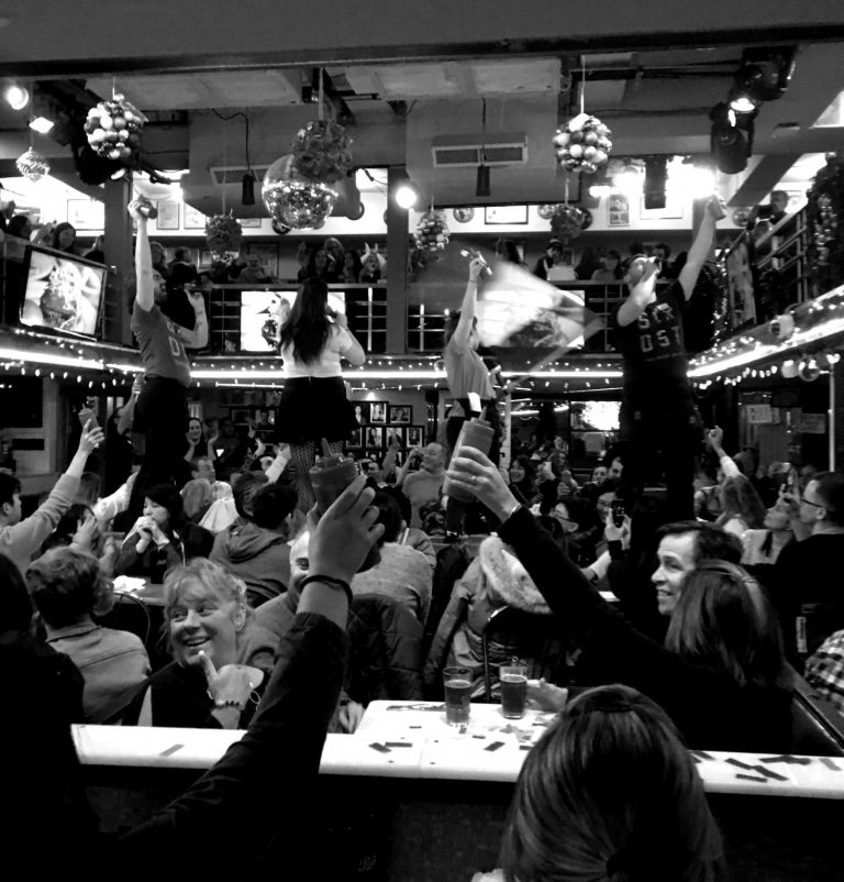 Arbeiter*innen in der Gastronomie helfen sich gegenseitig
